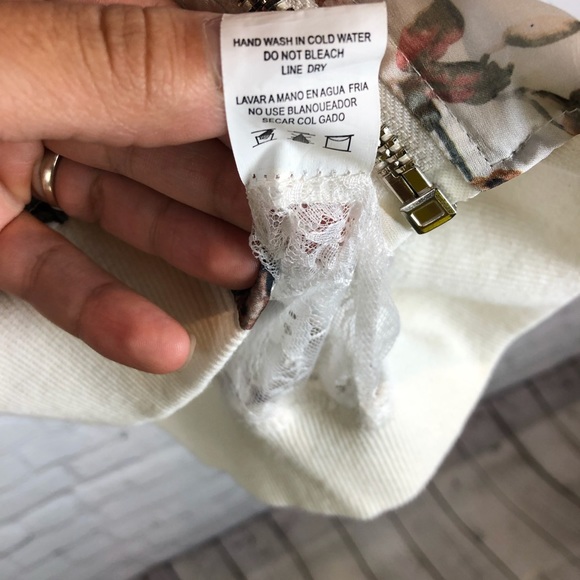 SOLD ⭐️Cream Floral Jacket in 1x⭐️ - Picture 7 of 8